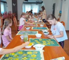 Gwaszowe obrazy – zajęcia plastyczne