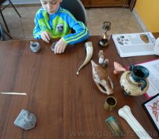 „Tropem przeszłości”