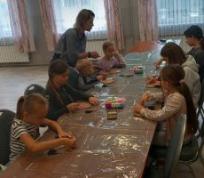 „Kolorowe jarmarki – dekoracje na patyku”